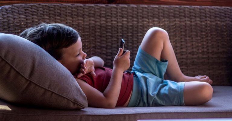 കുട്ടികൾക്ക് സ്മാർട്ട് ഫോൺ നൽകാവുന്ന പ്രായം, രക്ഷിതാക്കള്‍ ശ്രദ്ധിക്കേണ്ട കാര്യങ്ങൾ