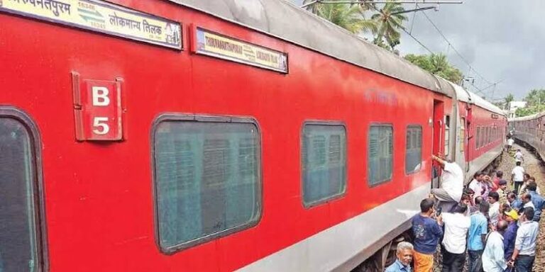 കേരളത്തിൽ ട്രെയിനിന് നേരെ വീണ്ടും കല്ലേറ്; കാസർ​കോഡ് നേത്രാവതി എക്‌സ്‌പ്രസിന്റെ ചില്ല് തകർന്നു