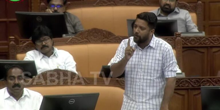 മുഖ്യമന്ത്രിക്ക് ഇരട്ടച്ചങ്കല്ല ഇരട്ടമുഖമാണ്; ഉമ്മൻചാണ്ടിയെ ആക്ഷേപിച്ചവർ മാപ്പു പറയണമെന്ന് ഷാഫി പറമ്പിൽ