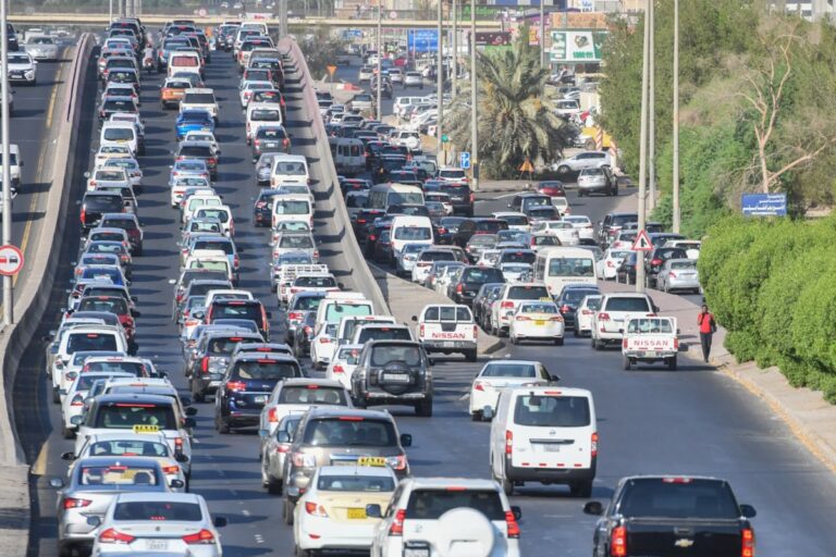 ഗതഗാത നിയമം കടുപ്പിച്ച് കുവൈത്ത്: മൊബൈല്‍ ഫോണ്‍ ഉപയോഗിച്ചാല്‍ പിടിവീഴും