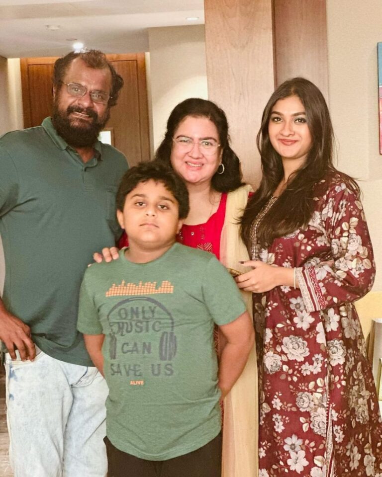 ഉര്‍വശിയെ കാണാന്‍ കുഞ്ഞാറ്റയെത്തി; മകള്‍ക്കൊപ്പമുള്ള ചിത്രങ്ങള്‍ പങ്കുവെച്ച് നടി