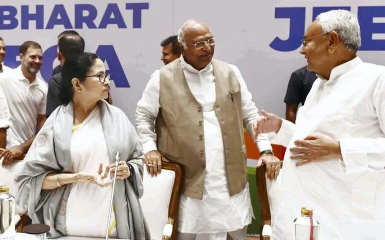 ഇന്ത്യ സഖ്യത്തിന്റെ പ്രധാനമന്ത്രി സ്ഥാനാര്‍ത്ഥിയായി മല്ലികാർജുൻ ഖാർഗെയെ നിർദ്ദേശിച്ച് മമത ബാനർജി