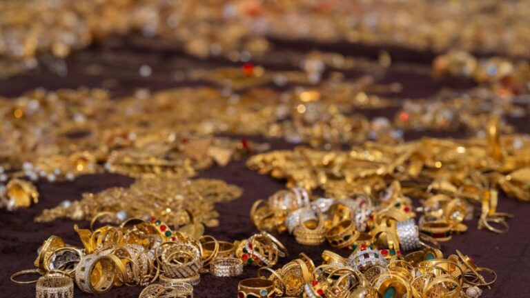 എട്ട് ലക്ഷം ദിര്‍ഹത്തിന്റെ സ്വര്‍ണ്ണംമോഷ്ടിച്ച് വിദേശത്തേക്ക് കടത്താന്‍ ശ്രമം: പരാജയപ്പെടുത്തി ഷാര്‍ജ പൊലീസ്