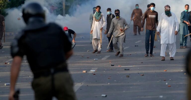 കലാപകലുഷിതം:ഇമ്രാന്‍ ഖാന്റെ മോചനം ആവശ്യപ്പെട്ട് പാക്കിസ്ഥാനില്‍ പ്രതിഷേധം