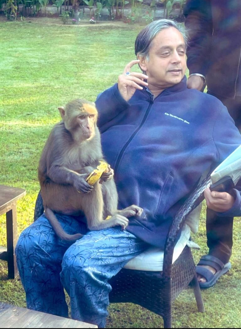 ശശി തരൂരിന്റെ മടിയിലിരുന്ന അതിഥി