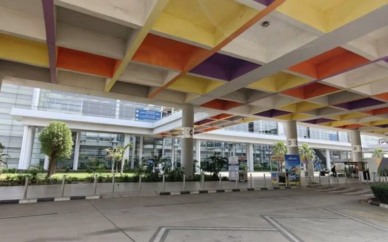 രാജ്യത്തെ 27 വിമാനത്താവളങ്ങള്‍ ശനിയാഴ്ച വരെ അടച്ചു; ഇന്നത്തെ 430 വിമാനസര്‍വീസുകള്‍ റദ്ദാക്കി