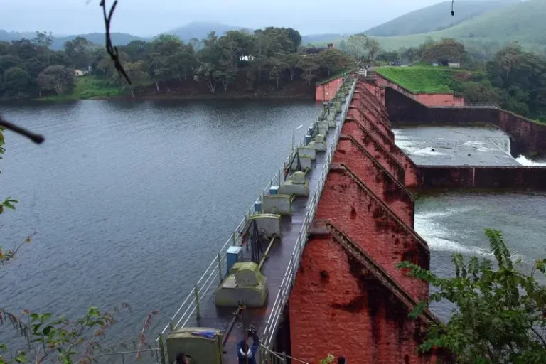 മുല്ലപ്പെരിയാര്‍ അണക്കെട്ടിന്റെ ഷട്ടറുകള്‍ തുറന്നു