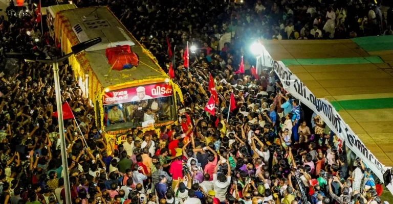 നെഞ്ചേറ്റി കേരളം:ജനസഹസ്രങ്ങളുടെ സ്‌നേഹവായ്പ് ഏറ്റുവാങ്ങി വി.എസിന്റെ മടക്കയാത്ര